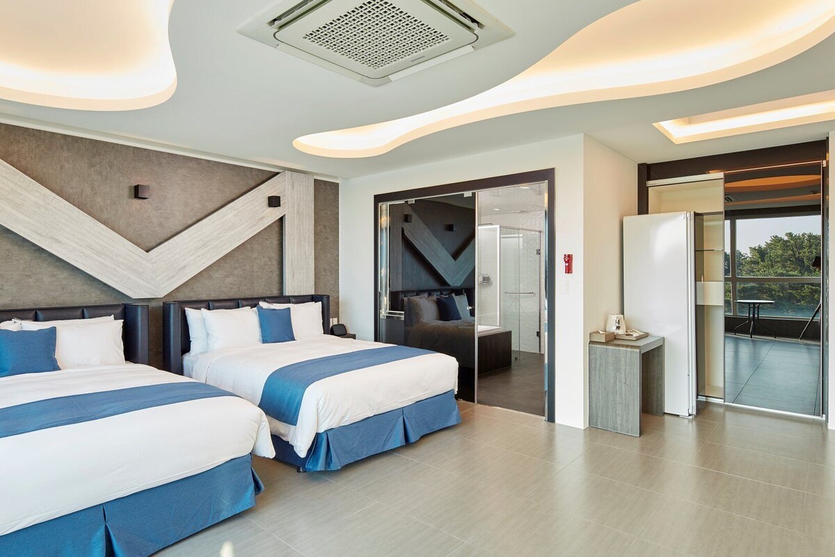 Luxury Family Twin | Blackout curtains, soundproofing, free WiFi, bed sheets
