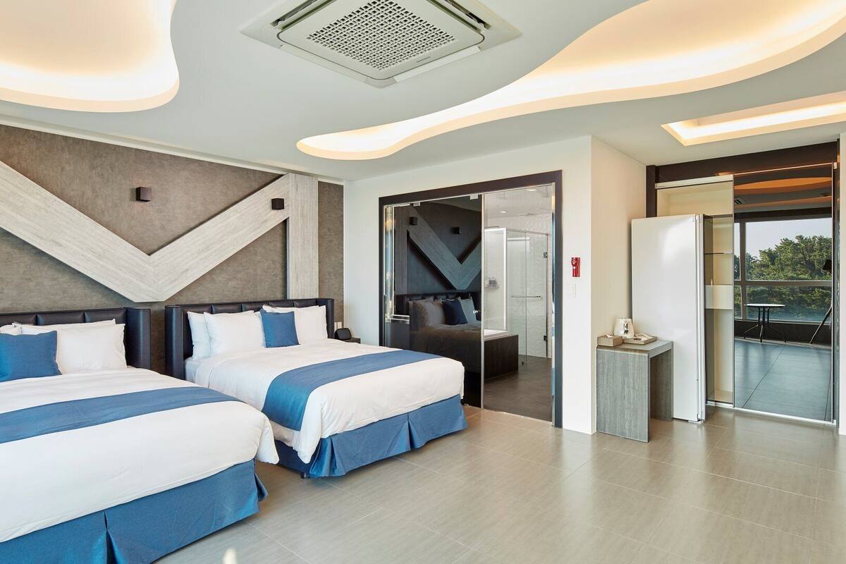 Luxury Family Twin | Blackout drapes, soundproofing, free WiFi, bed sheets