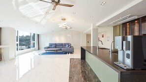 Penthouse | Blackout drapes, soundproofing, free WiFi, bed sheets