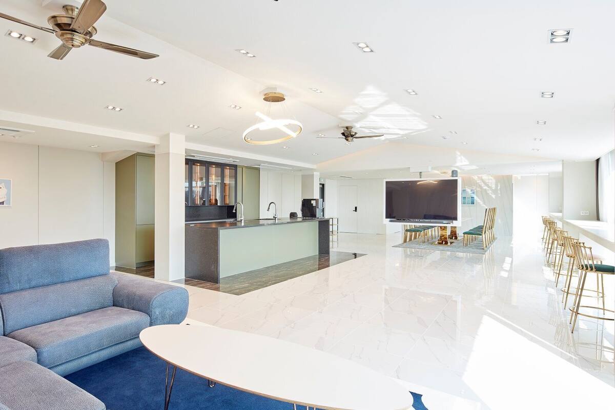 Penthouse | Blackout drapes, soundproofing, free WiFi, bed sheets