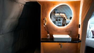 Tina de hidromasaje, secadora de cabello, toallas, jabón