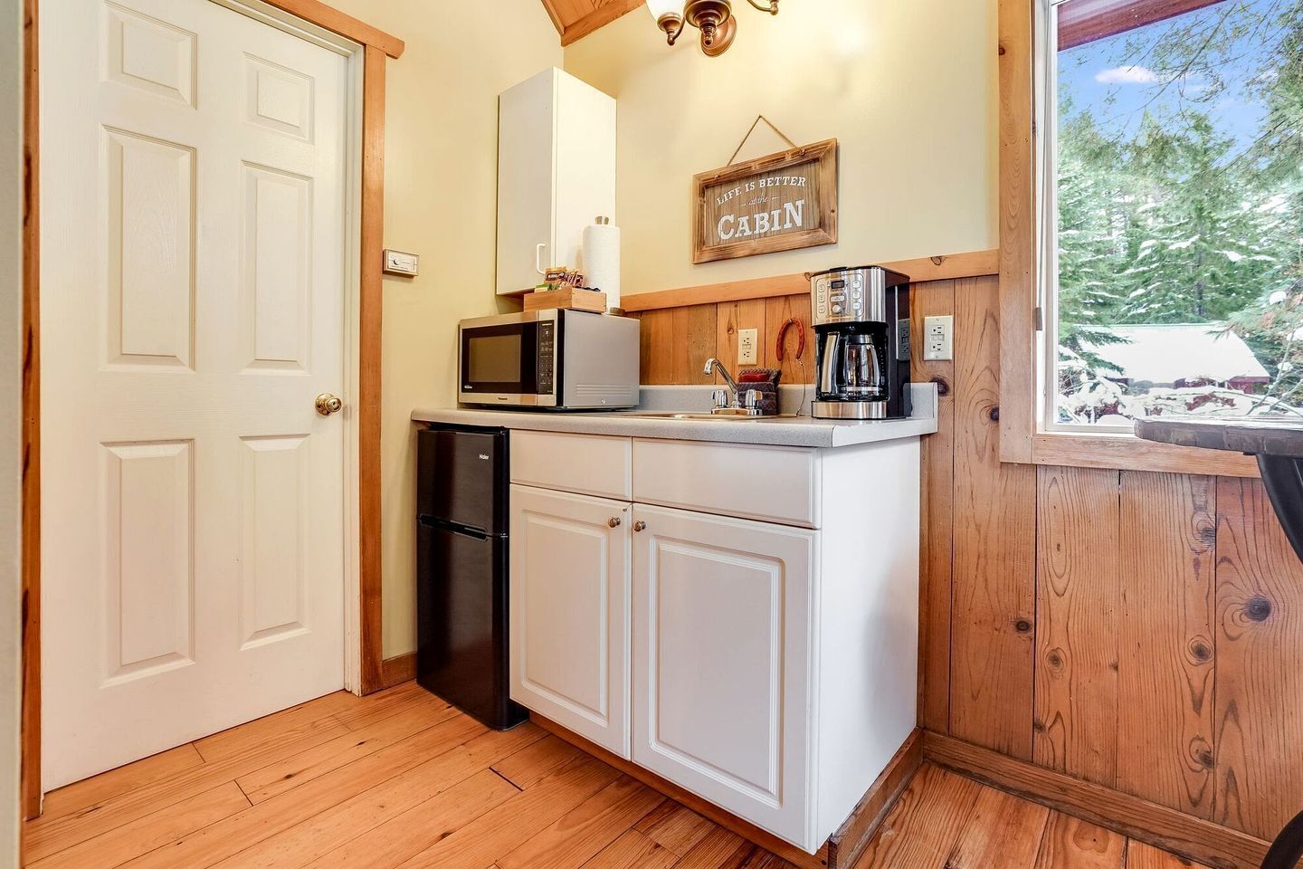 Kjøleskap, mikrobølgeovn, brødrister og kjøkkenutstyr