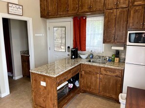 Fridge, microwave, oven, stovetop - Cozy Cabin for Glamping Stay on Lake Godstone, Texas (Graford)