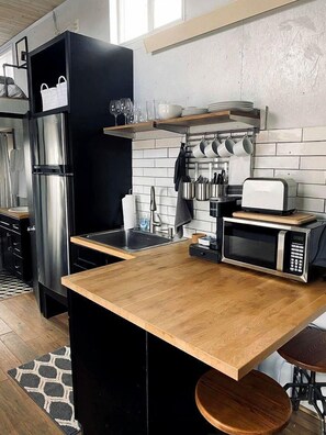 Køleskab, mikrobølgeovn, kaffe-/temaskine, elkedel