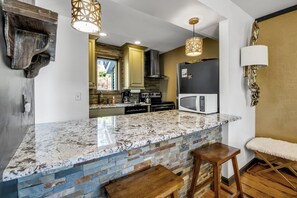 ثلاجة، ميكروويف، فرن، موقد طهي مسطح