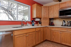 Cafetera y tetera, refrigerador, microondas y horno 