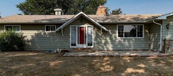 Remodeled Mountain Retreat with Hot Tub and Scenic Views Near Trails in Lander, Wyoming