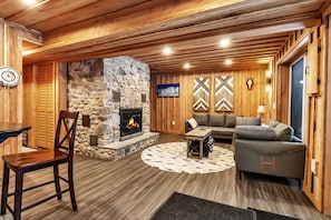 Smart TV y chimenea 