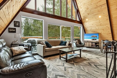 Ellicottville Newly Remodeled A-Frame 4.7 Miles From the Village with a hot tub!