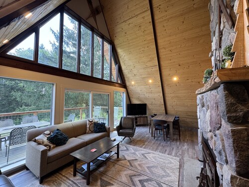 Ellicottville Newly Remodeled A-Frame 4.7 Miles From the Village with a hot tub!