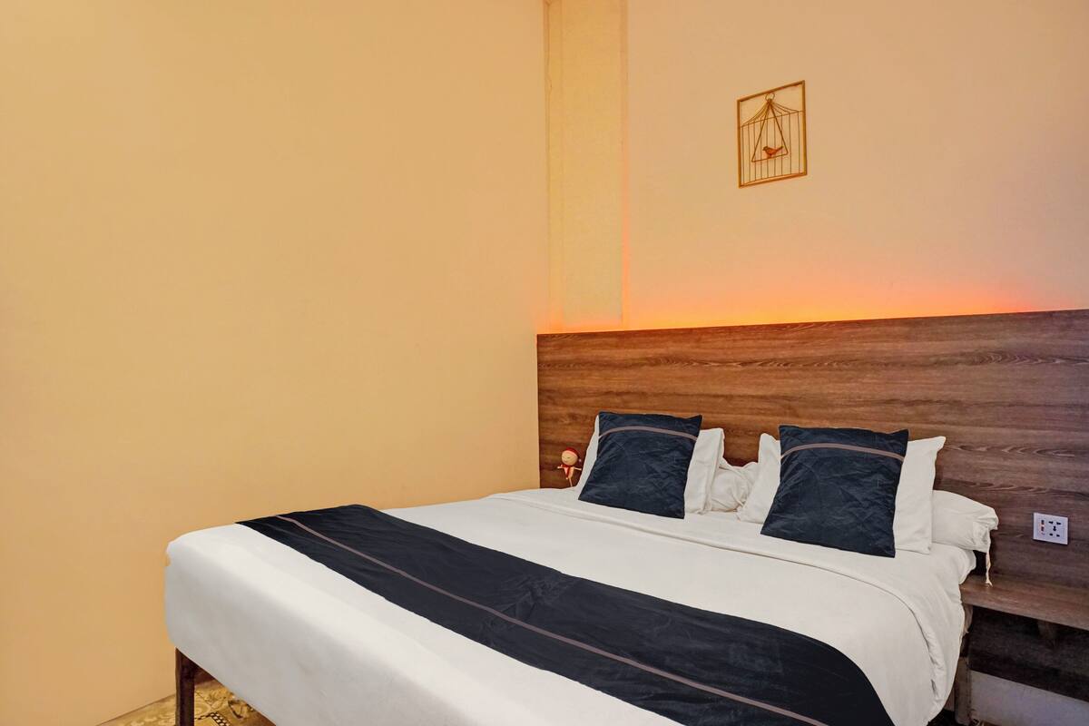 Standard Double Room | Free WiFi, bed sheets
