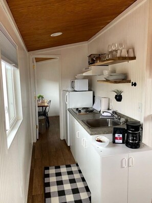 Fridge, stovetop, coffee/tea maker, cookware/dishes/utensils - Remote Tiny House makes for a Brilliant Colorado Getaway (Meeker)