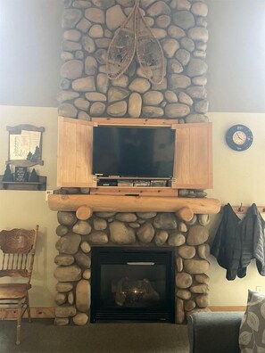 Fernseher, Kamin