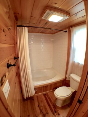 Jetted bath, hair dryer, towels, soap - Gypsy Cottage Near the Smokies #13 Esmeralda in Sevierville (Sevierville)