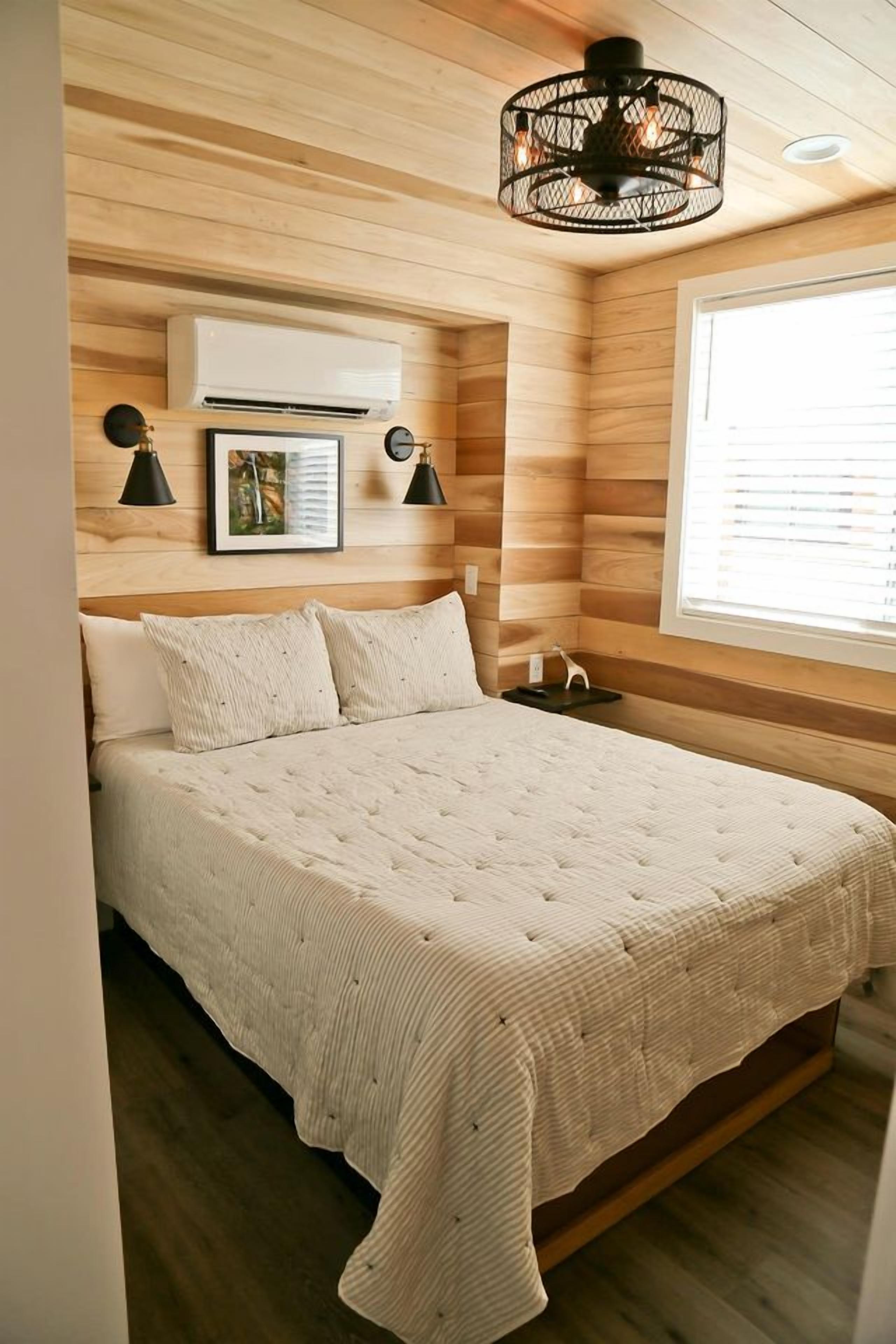 1 bedroom, desk, WiFi, bed sheets