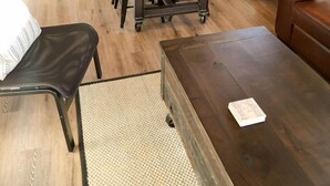 Kühlschrank, Mikrowelle, Herdplatte, Geschirrspüler
