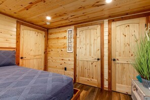 Room - Cozy Family Cabin with Deck in Oklahoma (Afton)