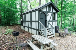 Terrace/patio - Tiny Home Cottage in the Smokies near Sevierville, Tennessee (Sevierville)