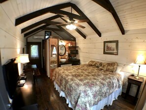 1 bedroom, iron/ironing board, WiFi, bed sheets - Tiny Home Cottage in the Smokies near Sevierville, Tennessee (Sevierville)