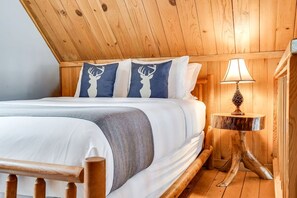 Room - Cozy Cabin Rental with Amazing Hiking and Skiing in the Cascades, Washington (Trout Lake)