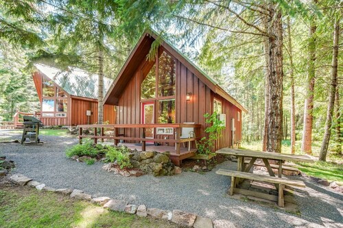 Cozy Cabin Rental with Amazing Hiking and Skiing in the Cascades, Washington