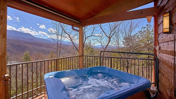 Outdoor spa tub - Romantic Cabin near Gatlinburg Ideal for a Vacation in Tennessee (Gatlinburg)