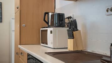 Basic-Apartment | Eigene Küche | Kühlschrank, Mikrowelle, Ofen, Herdplatte