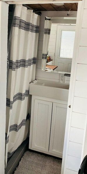 吹风机、毛巾、肥皂、洗发水