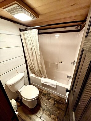 Jetted bath, hair dryer, towels, soap - Tiny Home Cottage Near the Smokies #4 Stella, Sevierville, Tennessee (Sevierville)