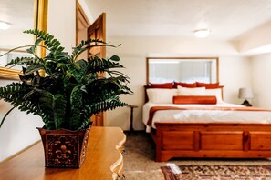 3 bedrooms, desk, WiFi, bed sheets