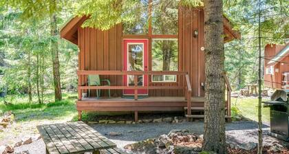 Affordable and Romantic Couples' Cabin Rental near Gifford Pinchot National Forest, Washington