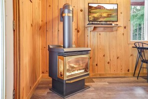 Interior - Affordable and Romantic Couples' Cabin Rental near Gifford Pinchot National Forest, Washington (Trout Lake)
