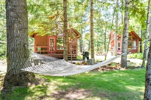 Terrace/patio - Affordable and Romantic Couples' Cabin Rental near Gifford Pinchot National Forest, Washington (Trout Lake)