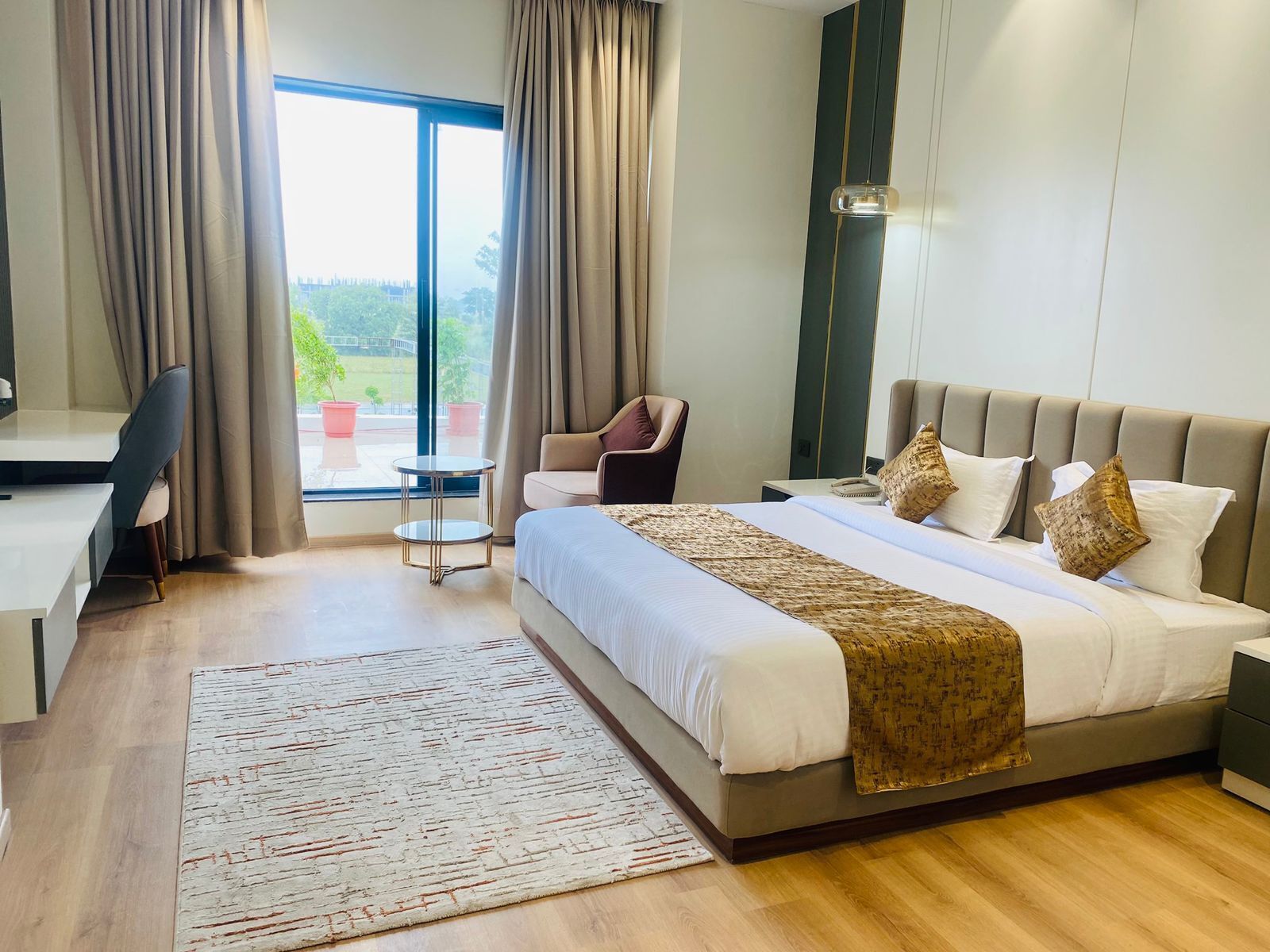 Schreibtisch, laptopgeeigneter Arbeitsplatz, kostenloses WLAN