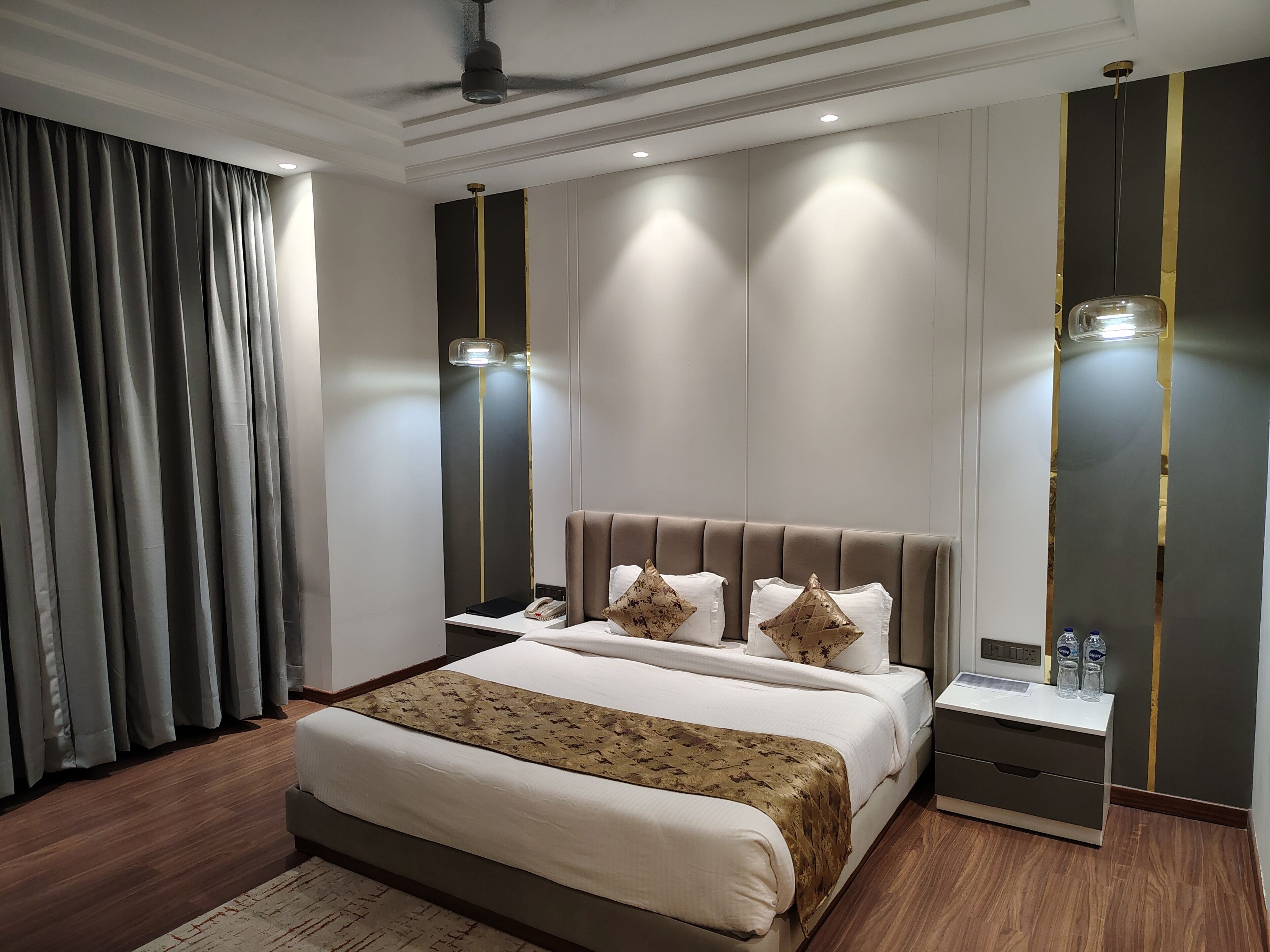 Family Room | Desk, laptop workspace, free WiFi