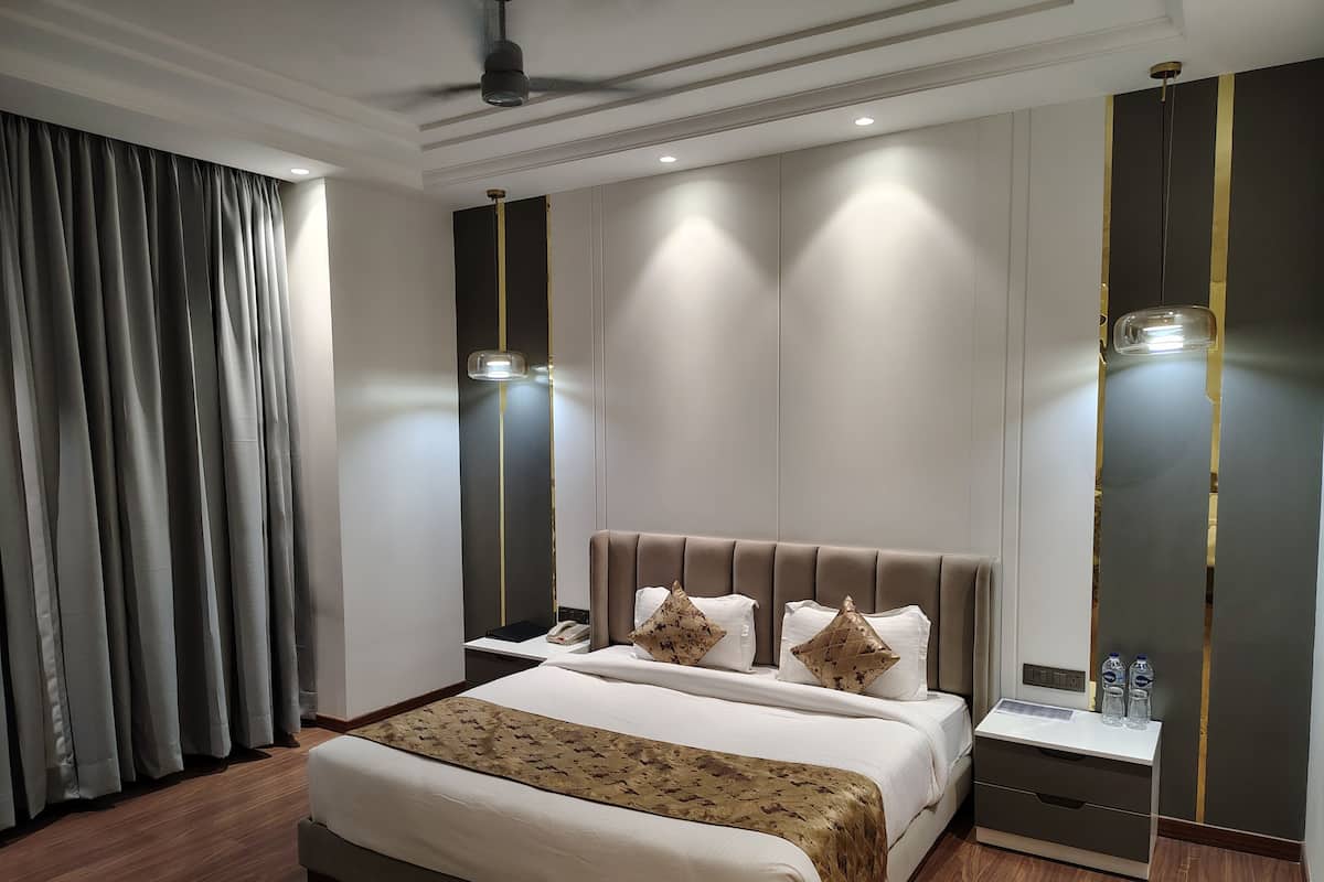 Family Room | Desk, laptop workspace, free WiFi