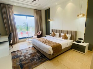 Schreibtisch, laptopgeeigneter Arbeitsplatz, kostenloses WLAN