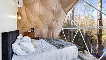 1 bedroom, bed sheets