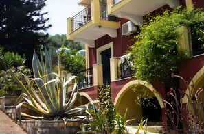 Exterior detail - Studio Apartment 'Apraos Bay Hotel  13' with Sea View, Wi-Fi and Air Conditioning (Απραος)