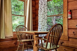 Dining - Dog-Friendly Cabin with Indoor Jacuzzi in Sevierville, Tennessee (Sevierville)