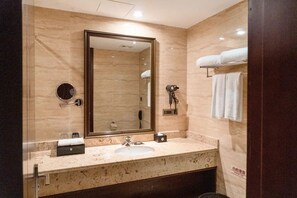 Comfort Twin Room, River View | Bathroom