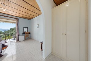 Interior - Studio Apartment 'Apraos Bay Hotel Room 3' with Sea View, Wi-Fi and Air Conditioning (Απραος)