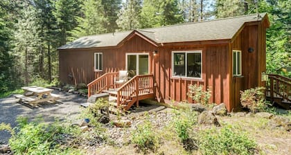 Charming Log Cabin for Families near Mount Rainier, Washington