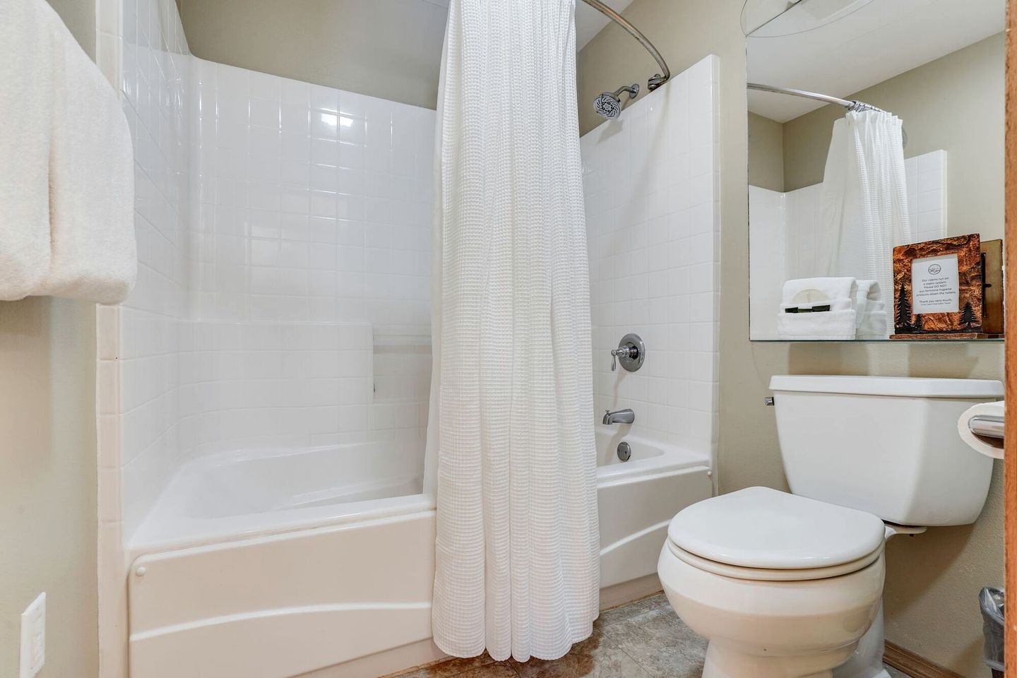 Toallas, jabón, shampoo, papel de baño 
