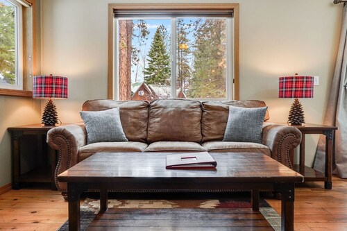 Charming Log Cabin for Families near Mount Rainier, Washington