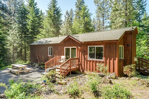 Charming Log Cabin for Families near Mount Rainier, Washington