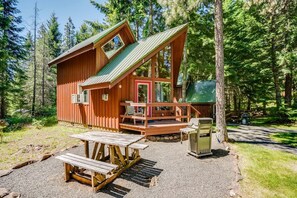 Exterior - Bright and Open Cabin with Huge Windows near Hood River, Washington (Trout Lake)