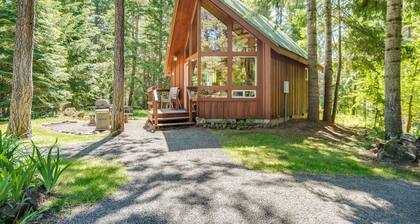 Bright and Open Cabin with Huge Windows near Hood River, Washington