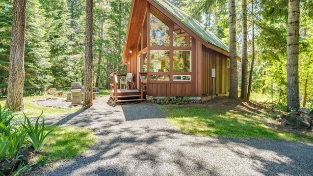 Terrace/patio - Bright and Open Cabin with Huge Windows near Hood River, Washington (Trout Lake)