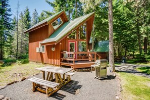 Exterior - Bright and Open Cabin with Huge Windows near Hood River, Washington (Trout Lake)
